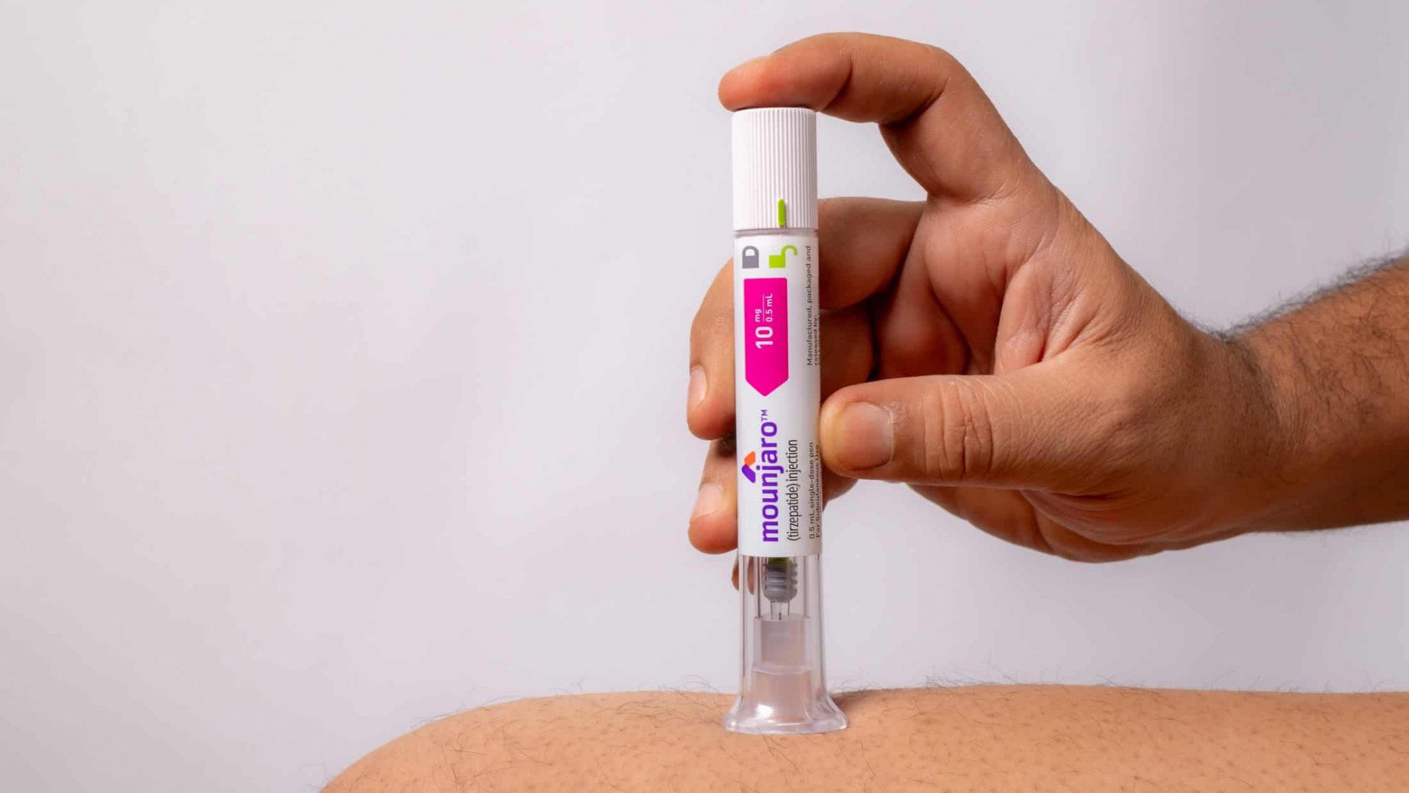 Persona aplicándose la pluma de Mounjaro® en el muslo